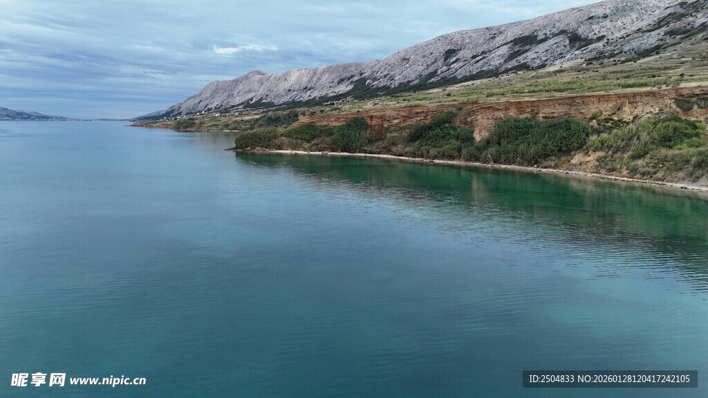 宁静湖畔的壮丽山景