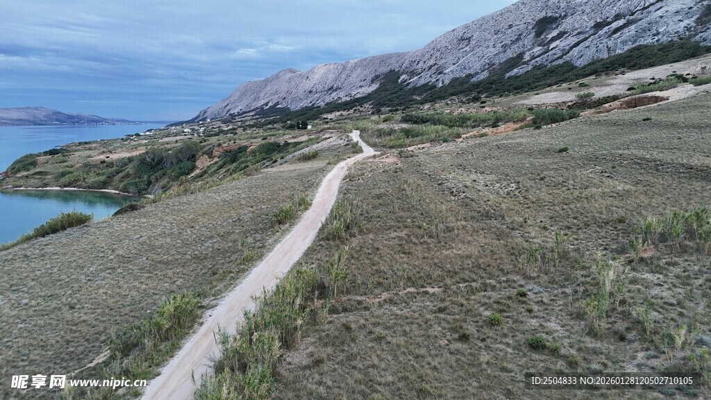 山间小径通向蓝色水域