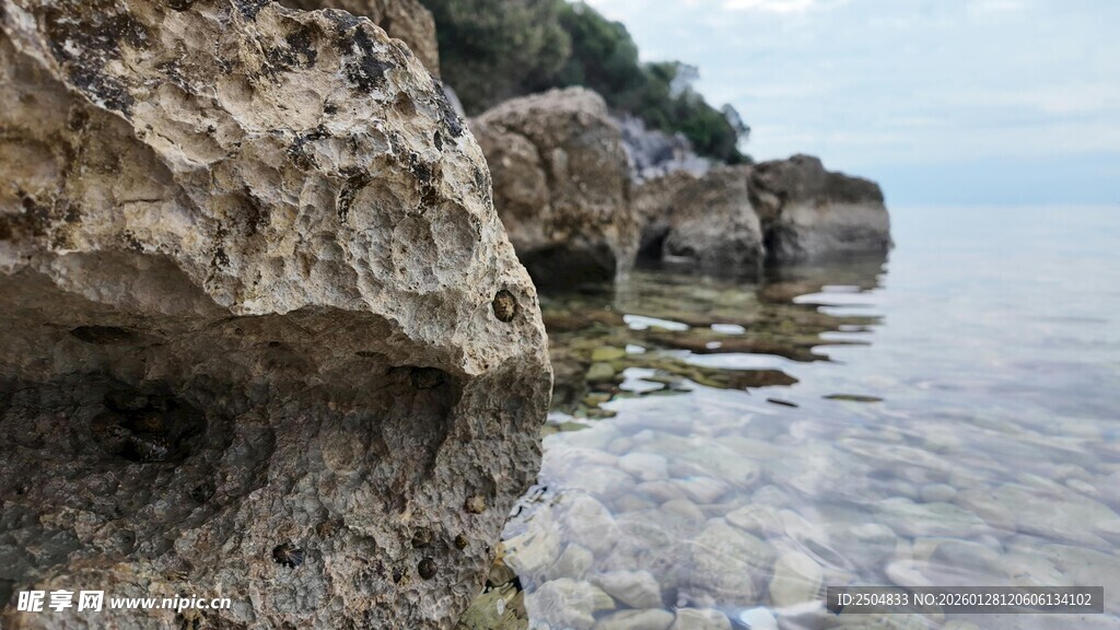 海边嶙峋岩石景观