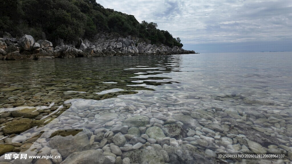 宁静海边的清澈浅滩风光
