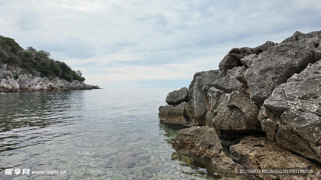 海边嶙峋岩石与平静水面