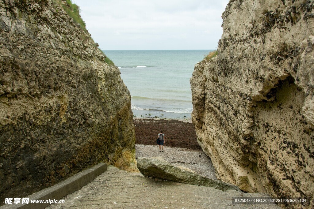 海边岩石间的自然景致