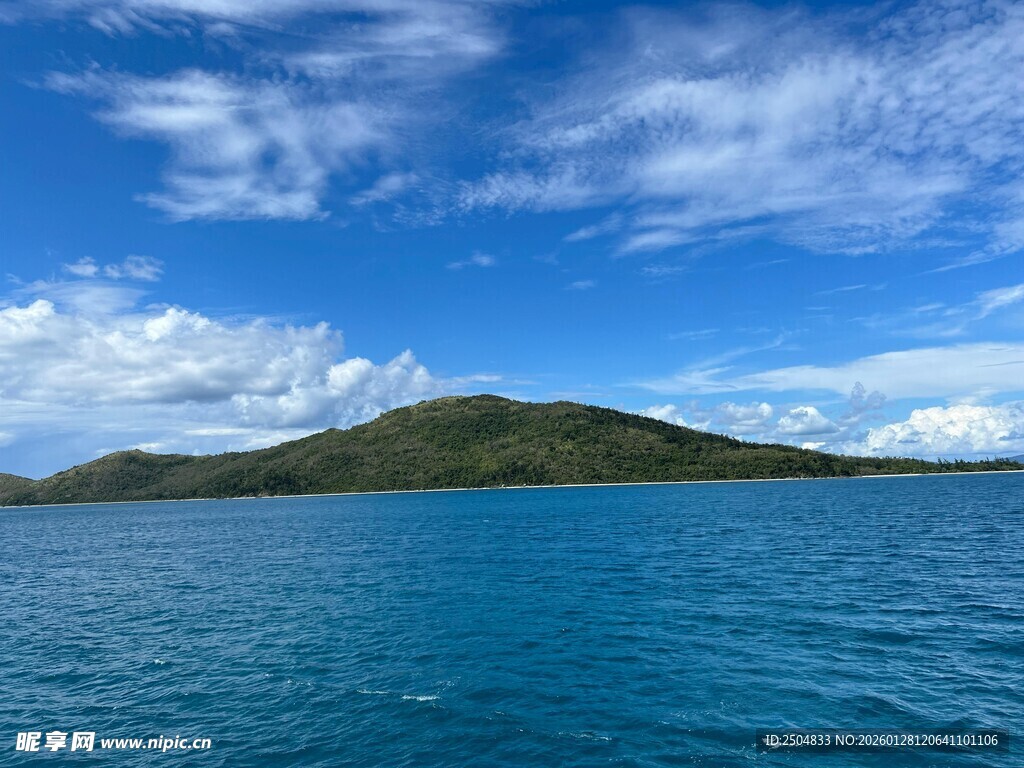 蓝色海域中的翠绿小岛