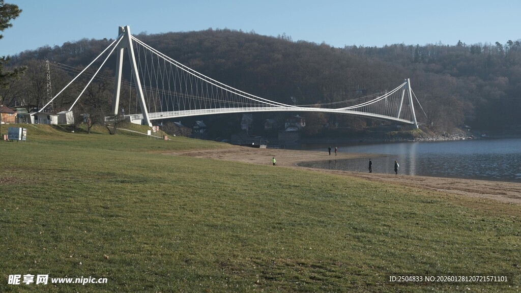 湖畔悬索桥风景