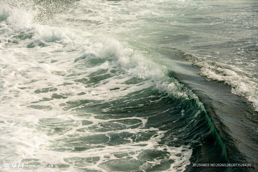 汹涌海浪 展现海洋磅礴力量
