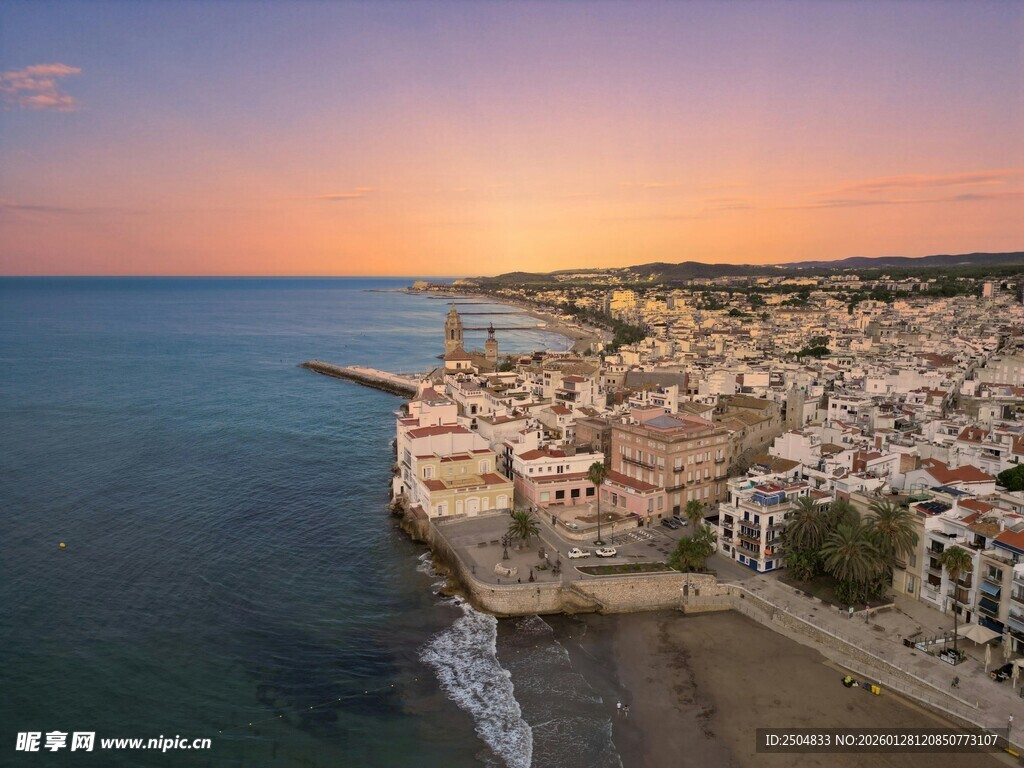 海滨小镇的绝美日落风光