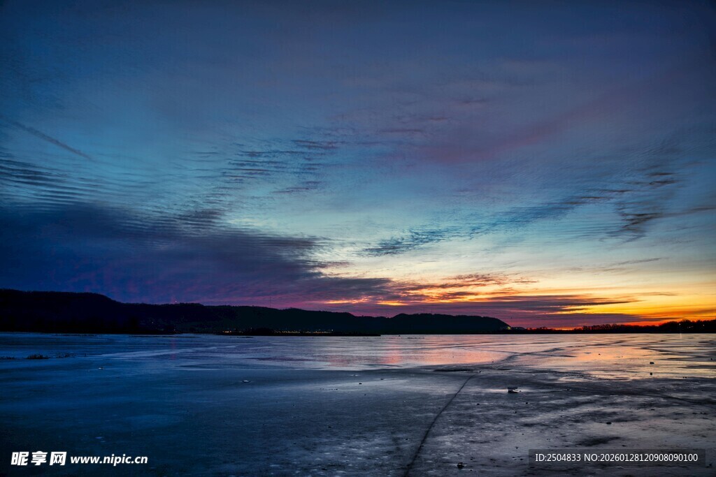 湖畔绚丽日落美景