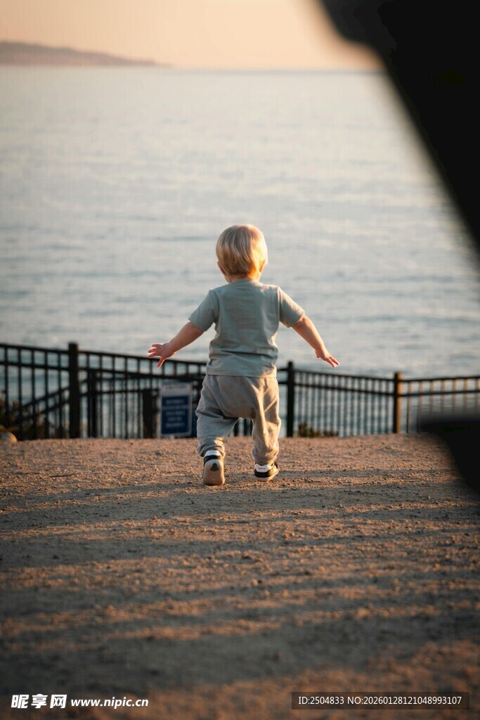 夕阳下孩童欢快奔跑