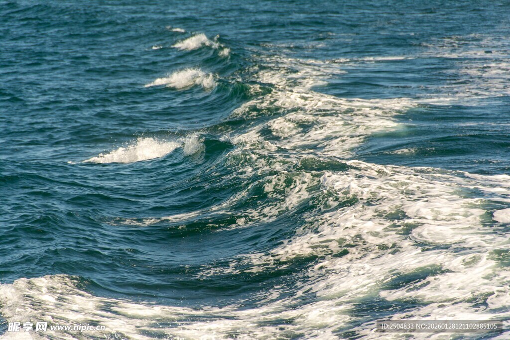 海上翻涌的白色浪花