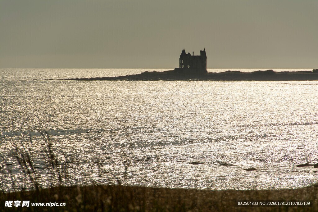 海边落日下的孤独城堡