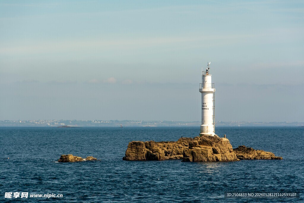 海上孤独灯塔 屹立于礁石
