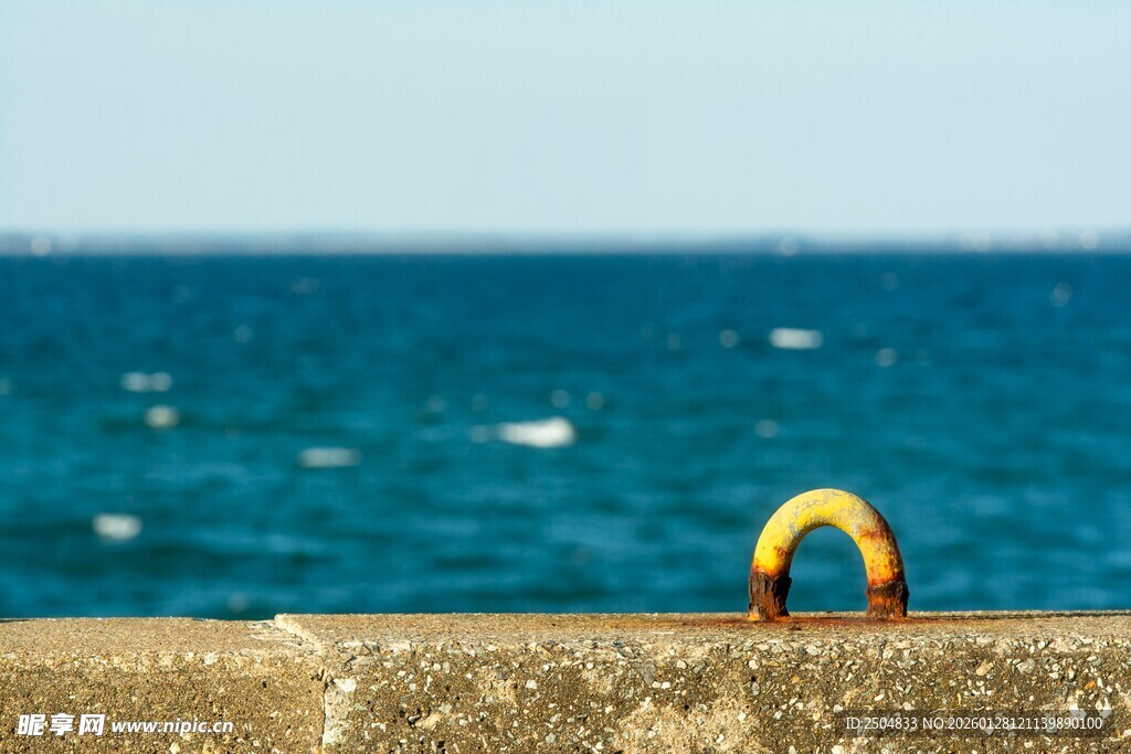 海边的黄色拱形物件