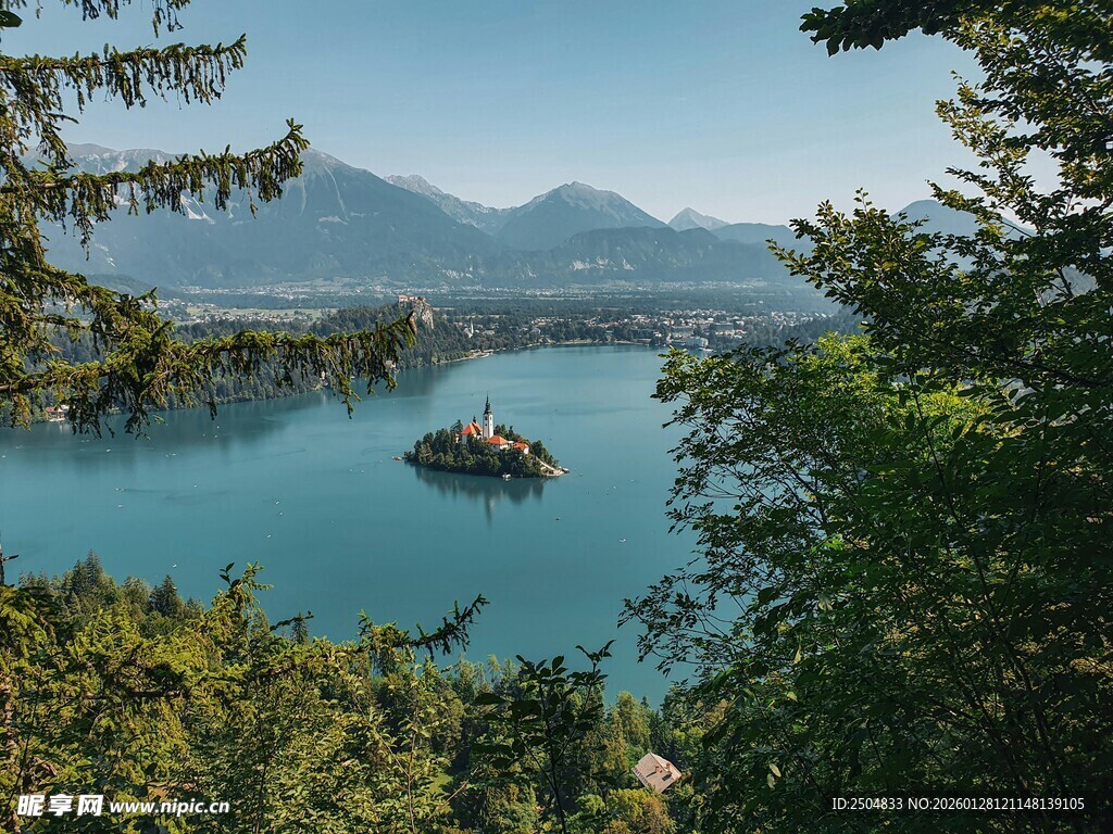 湖畔青山绿水美景如画