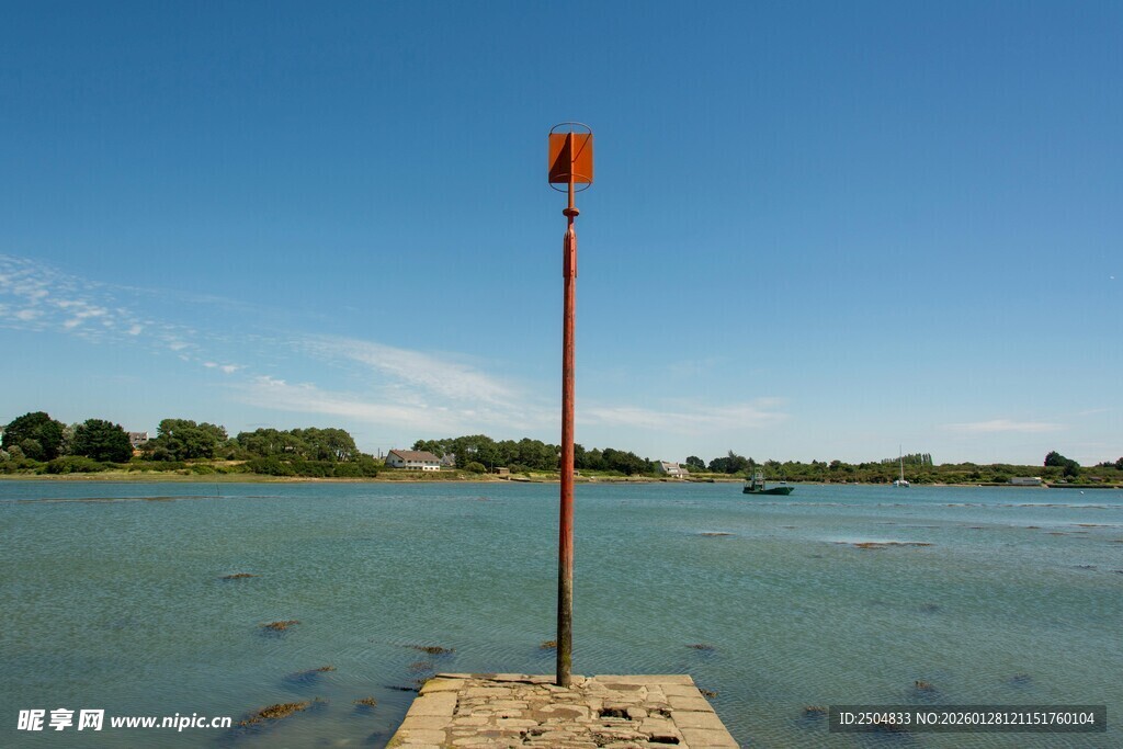 水边红色标志杆景观
