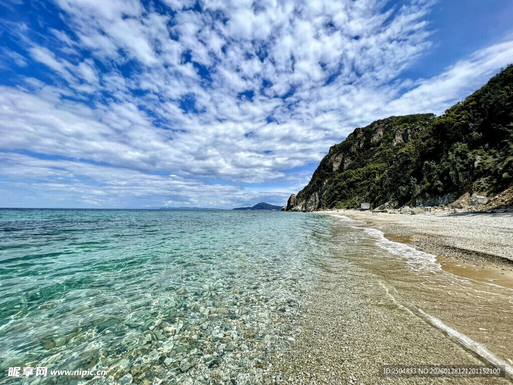 碧海蓝天的美丽海岸线