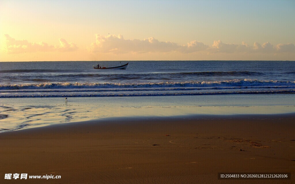 夕阳下的宁静海滩风光