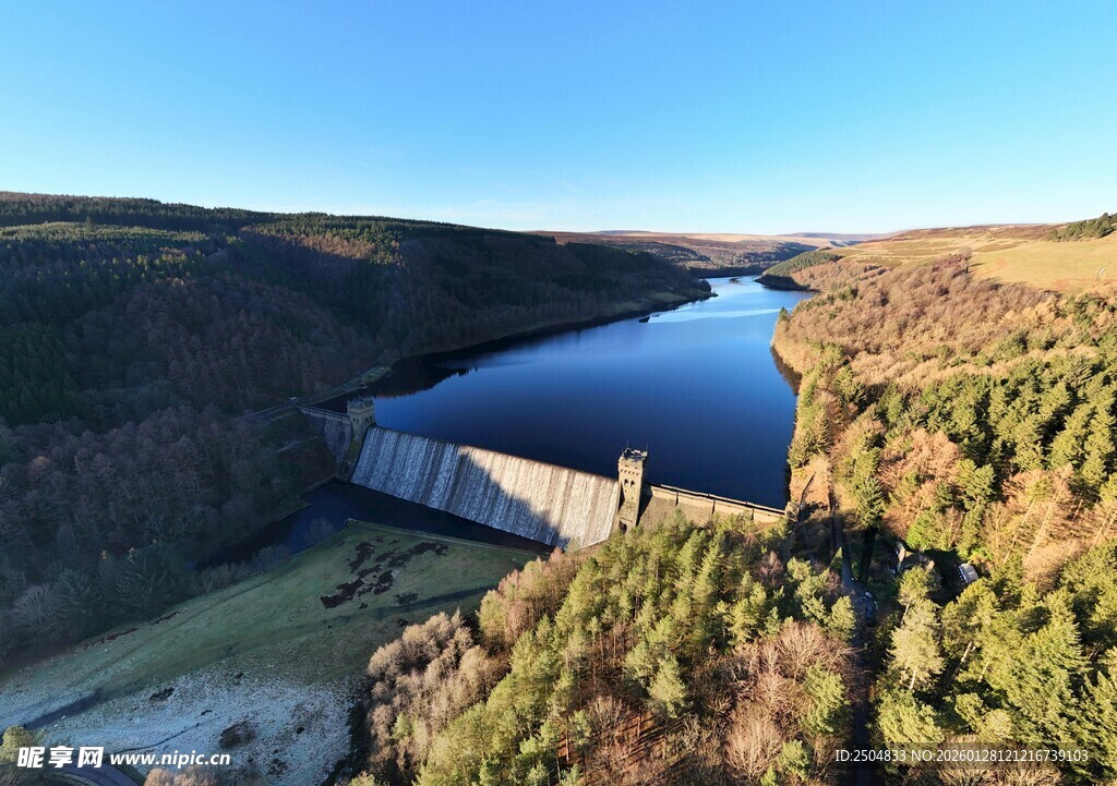 俯瞰壮美水库及周边景色
