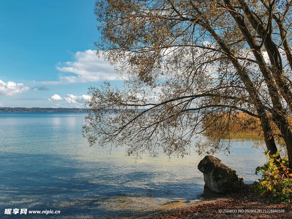 湖畔秋景 静谧自然风光