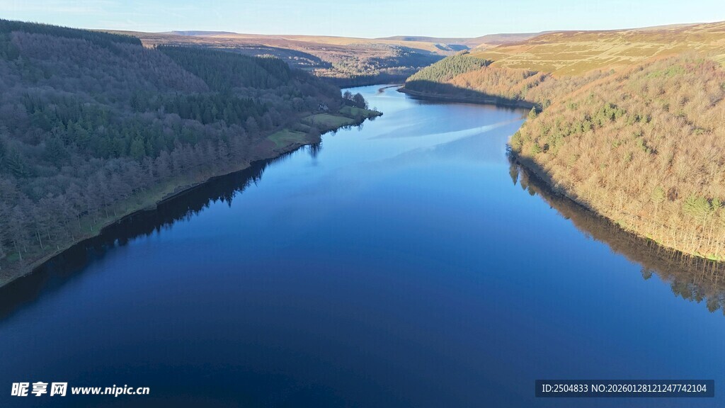 宁静河谷中的蜿蜒河流