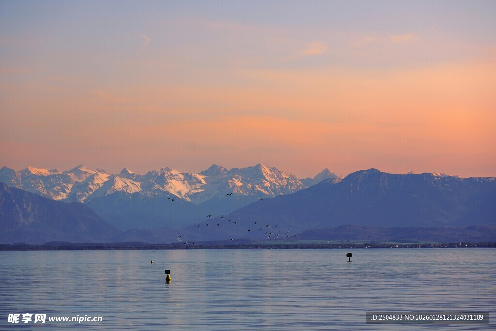 湖畔日落映雪山美景