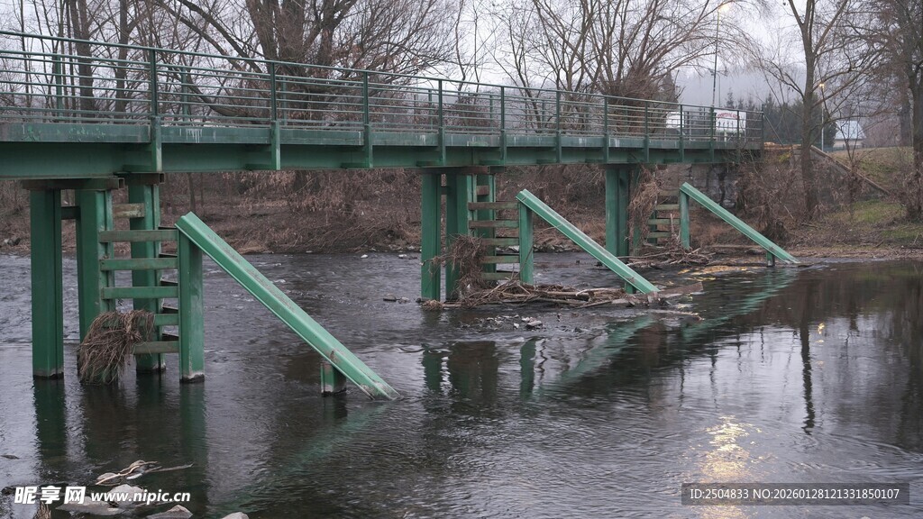 河畔绿桥横跨平静水面