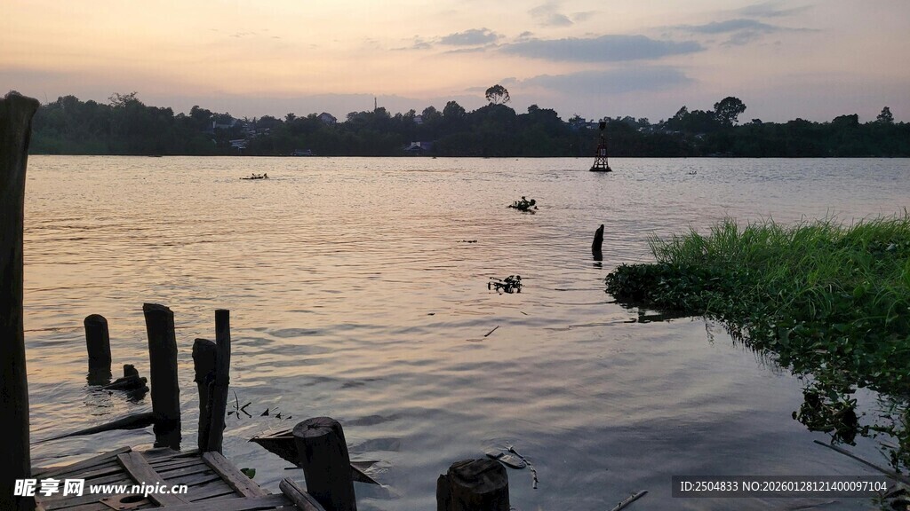 黄昏湖畔木栈 静谧风光
