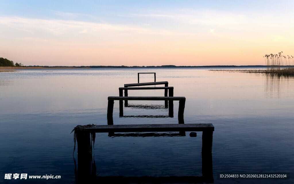 湖畔栈桥 静赏黄昏美景