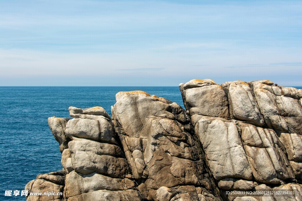 海边嶙峋岩石景观