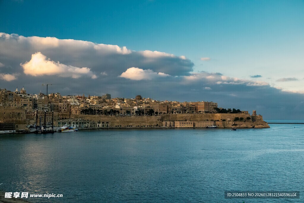 海滨风光 宁静的蓝色水域