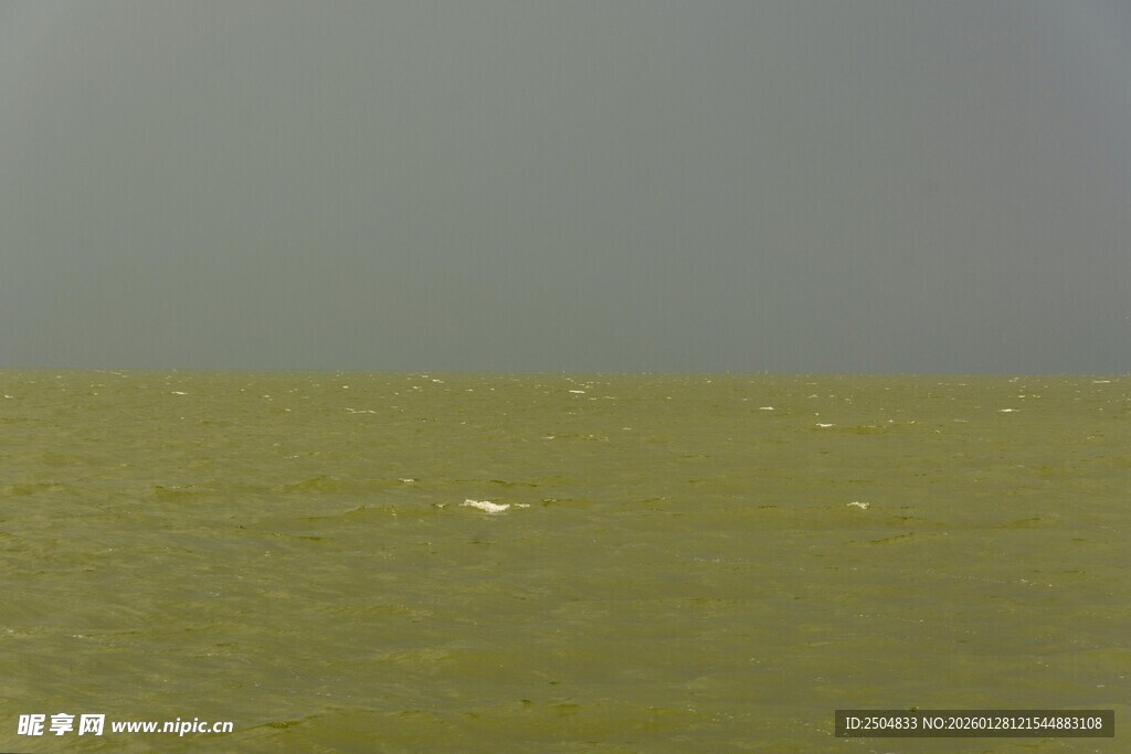 广阔草原上的朦胧天空