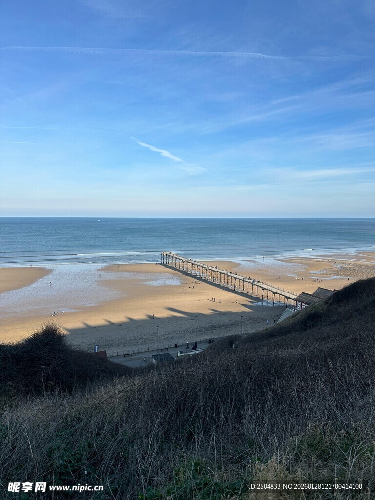 海岸风光 辽阔沙滩与蓝天