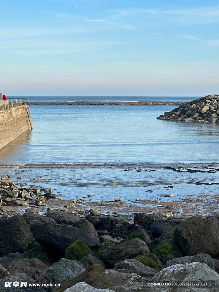 宁静海边的岩石与开阔水面