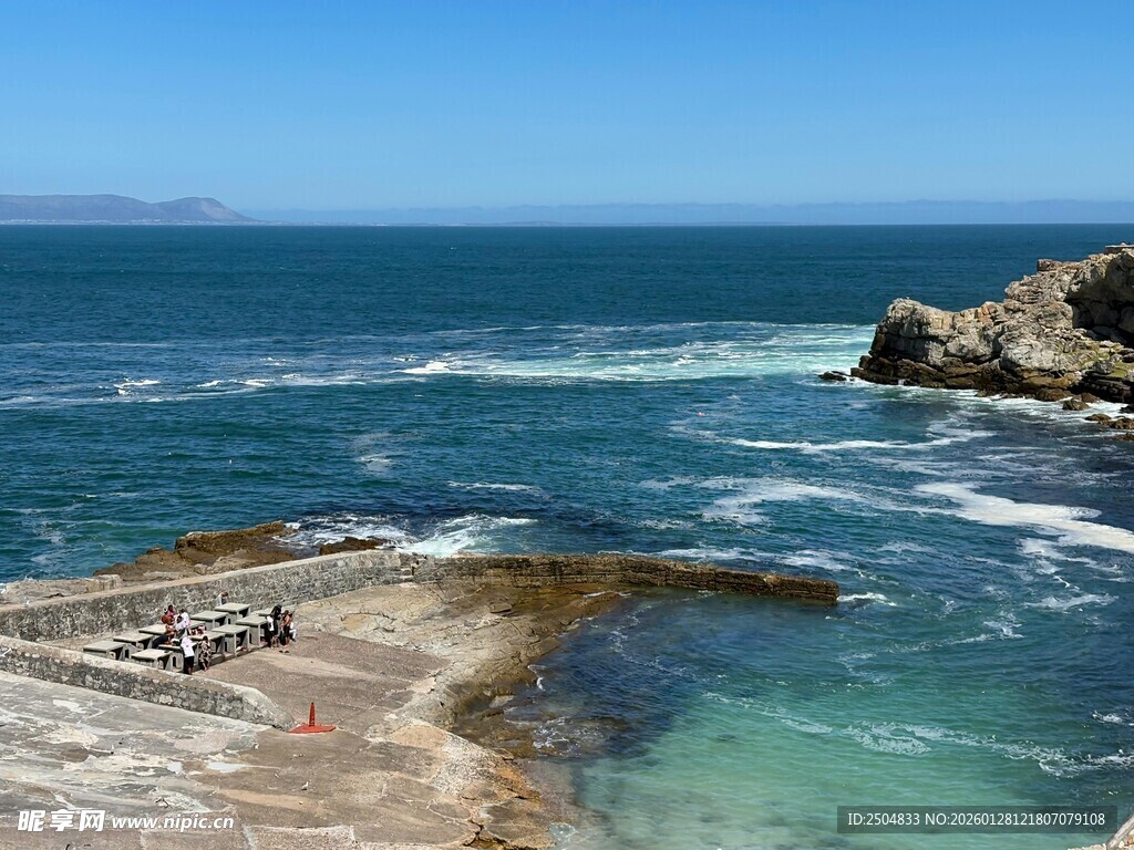 海岸美景 碧海蓝天礁石