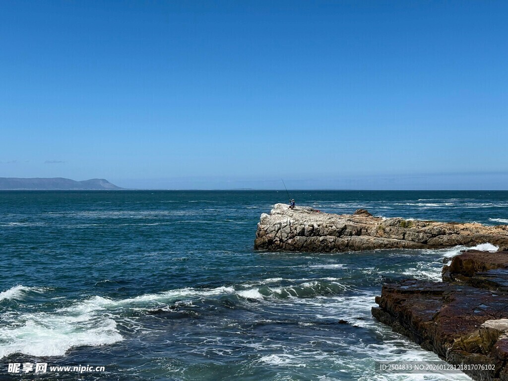 海边礁石与翻涌海浪
