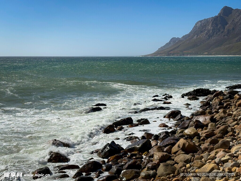 海边礁石与远处山峦风景