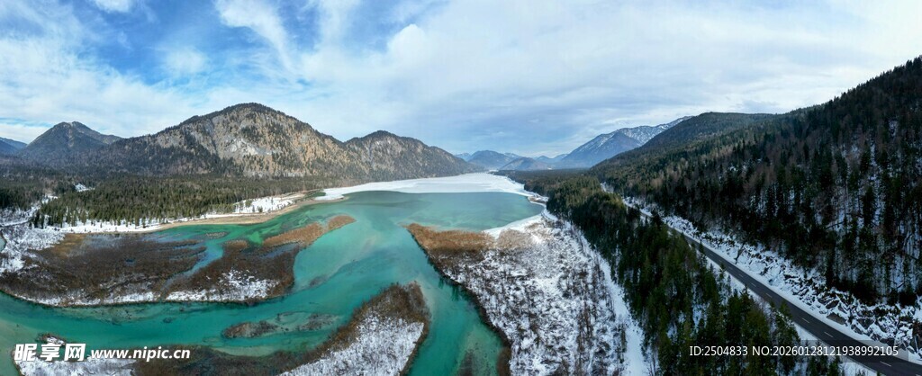 高山环抱的碧绿湖泊