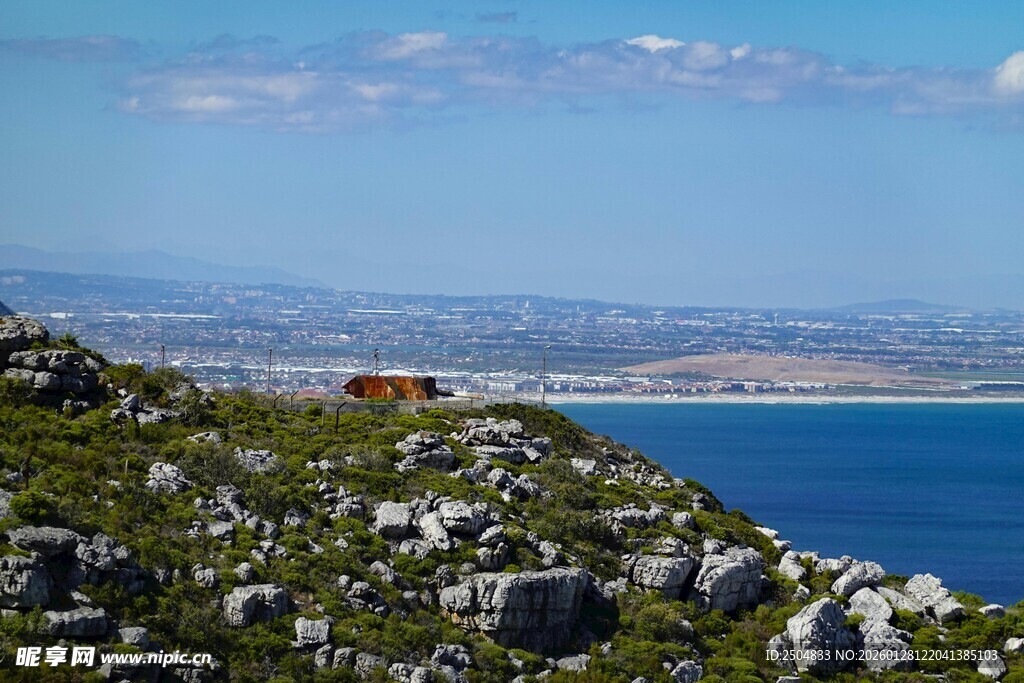 山巅远眺碧海蓝天美景