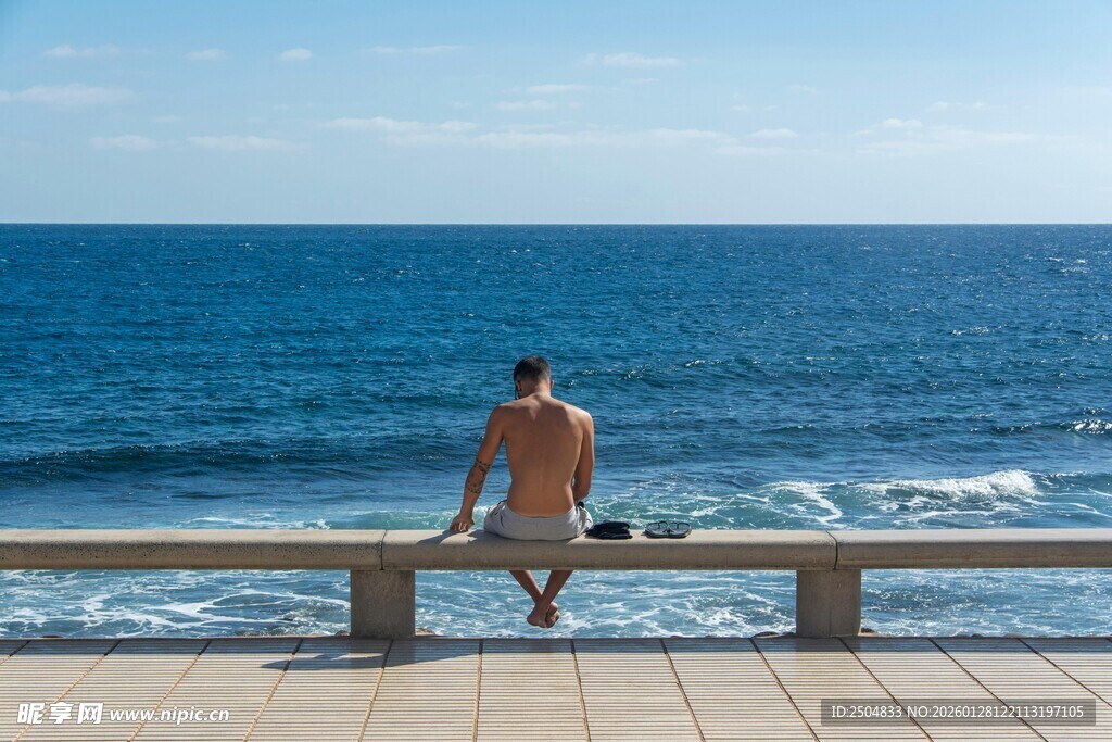 海边长椅上 沉思者