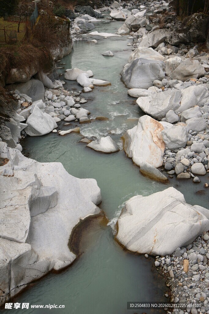 山间溪流与嶙峋怪石