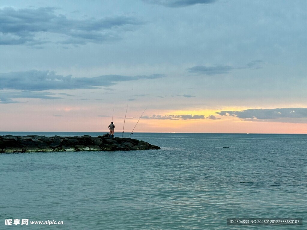 海边黄昏下的灯塔景致