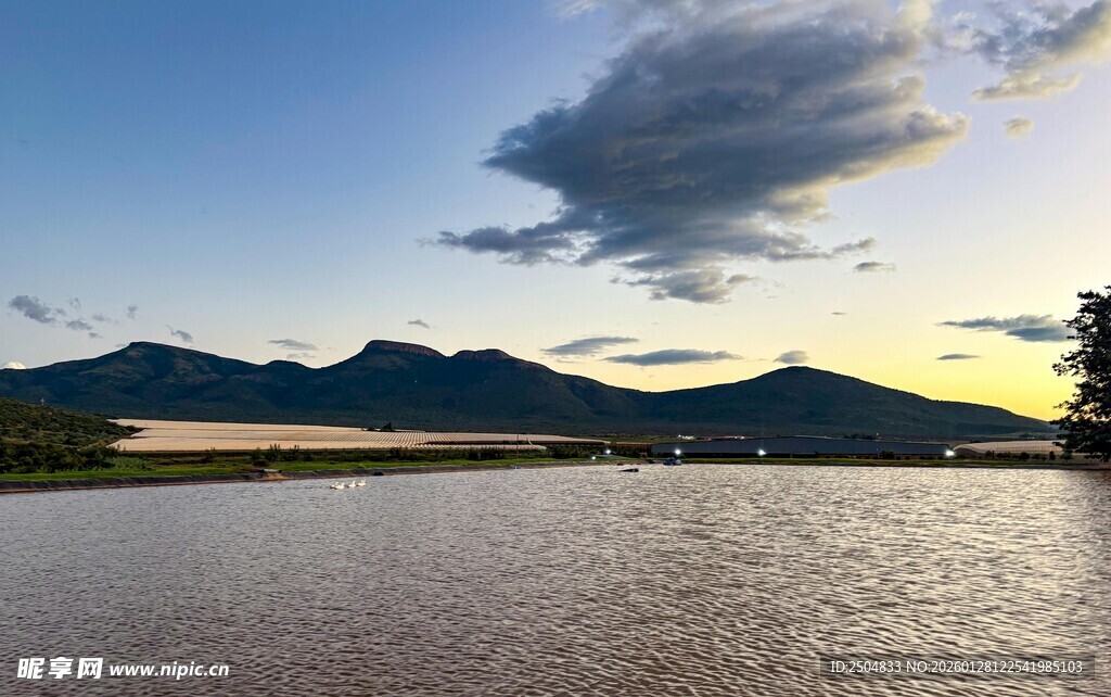 湖畔夕阳下的山水美景