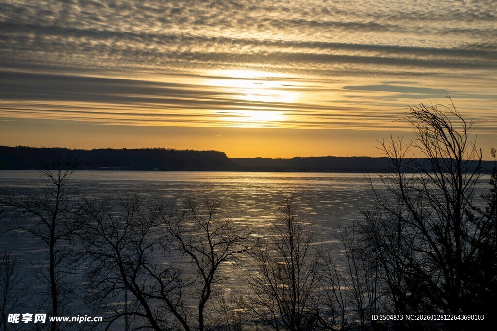 湖畔日落美景