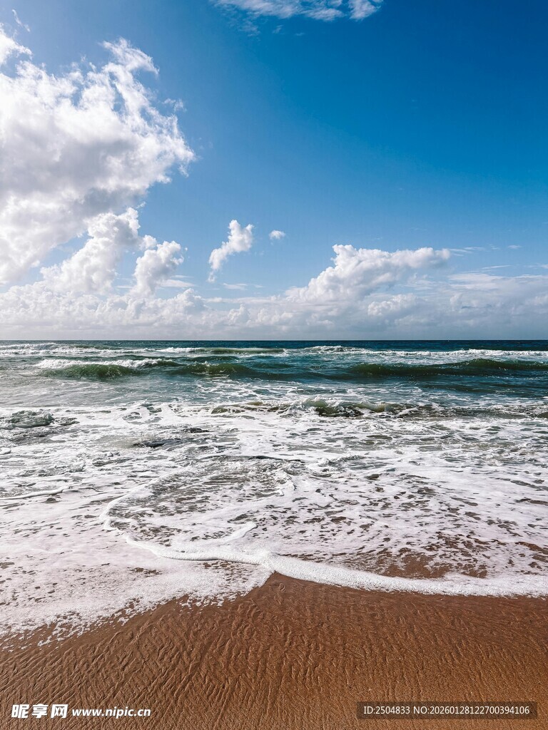 海边沙滩海浪蓝天白云景