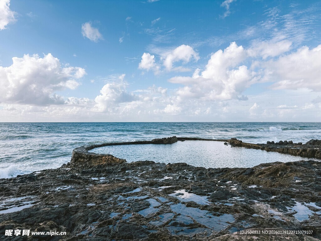海边礁石 蓝天白云海景