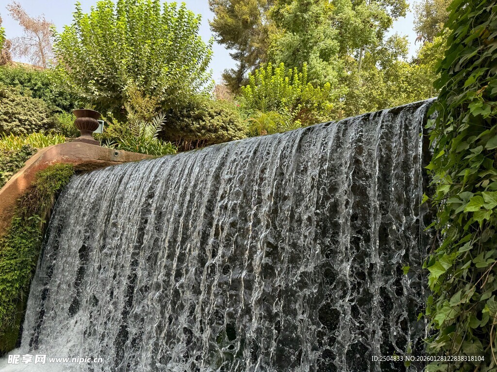 自然景观中的美丽小瀑布