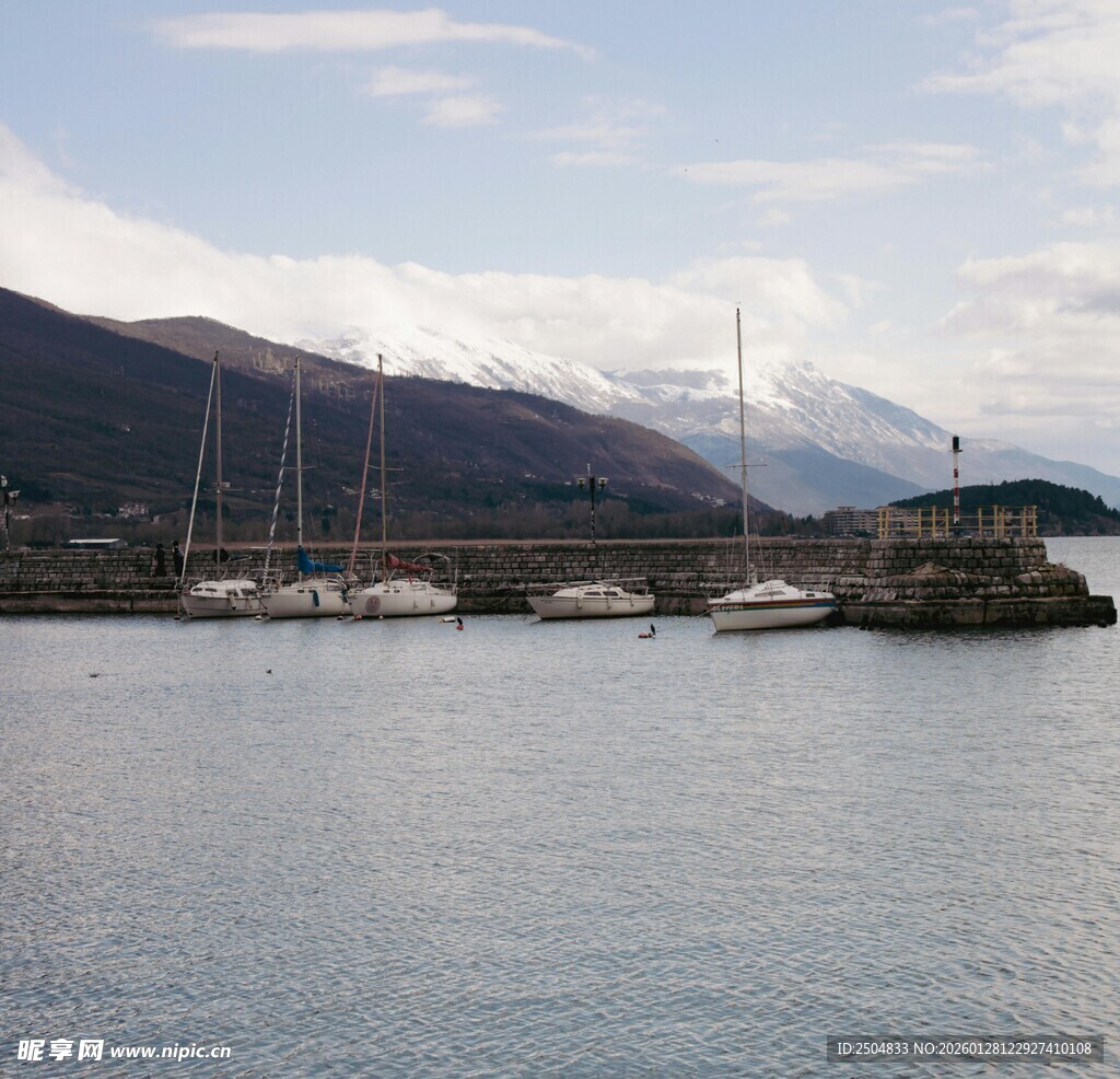 宁静港湾中的停泊船只