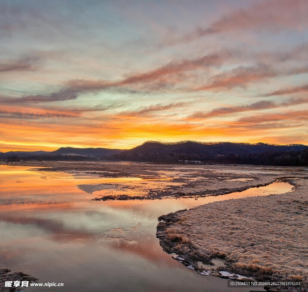 夕阳下的湖畔美景