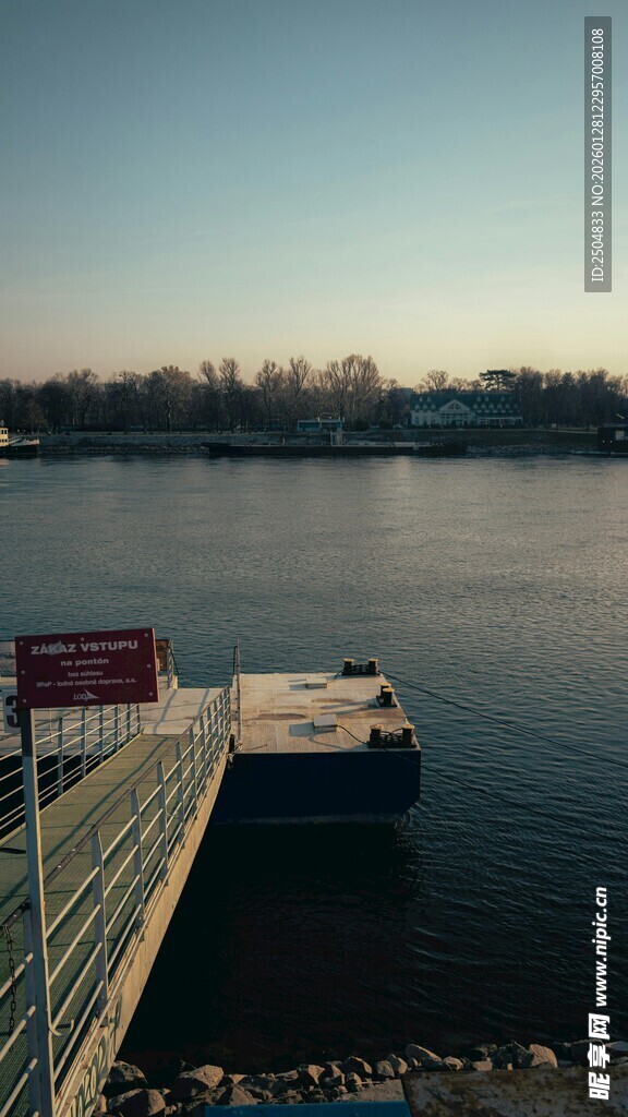 湖畔码头的静谧风光