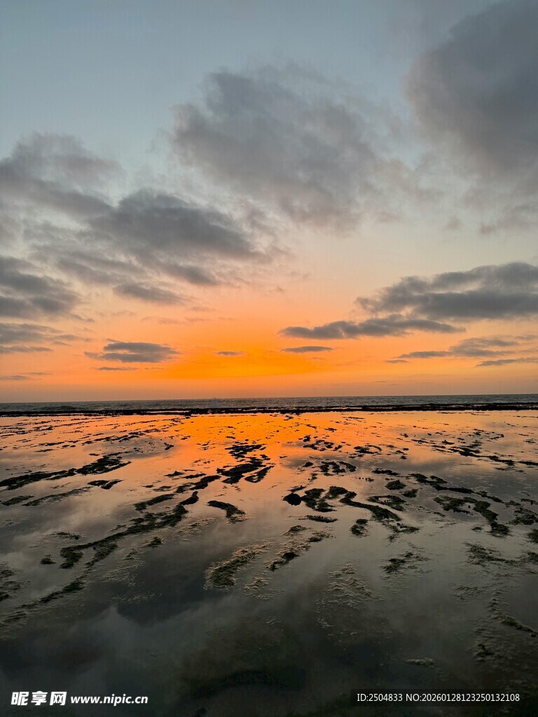夕阳下的波光粼粼海滩