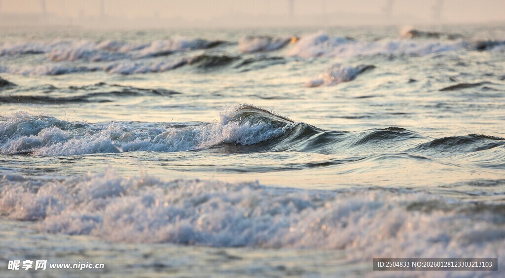 海浪翻涌的壮阔景象